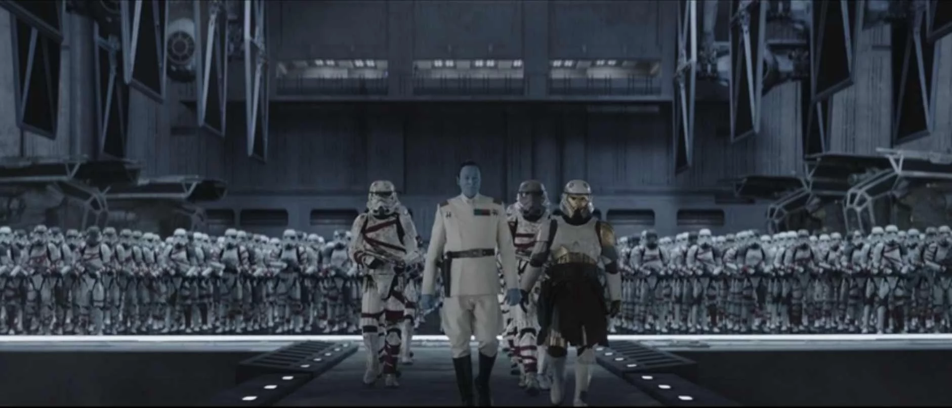 Mikkelsen als Thrawn auf einem Szenenfoto aus der „Ahsoka“-Folge „Weit, weit entfernt“