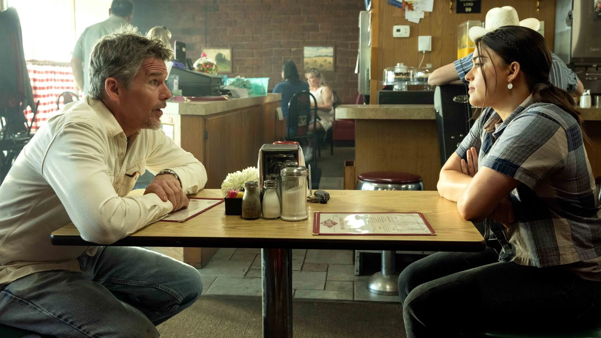 Ethan Hawke und Devery Jacobs in „Reservation Dogs“