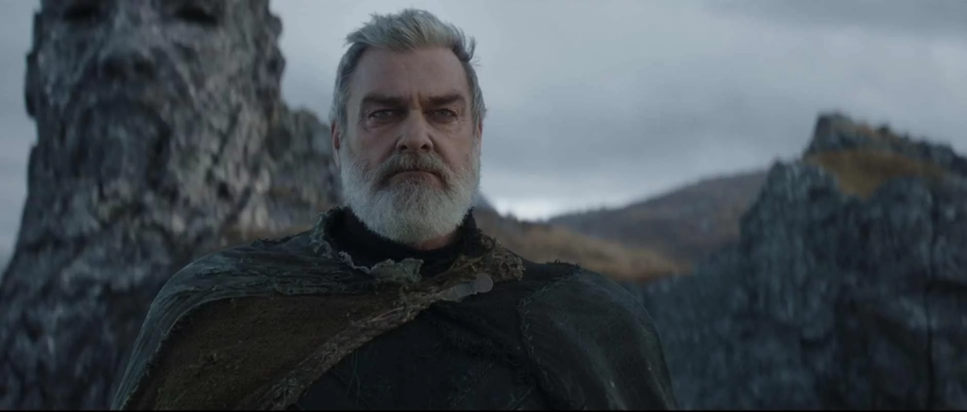 Ray Stevenson auf einem Szenenfoto aus der achten Folge von „Ahsoka“