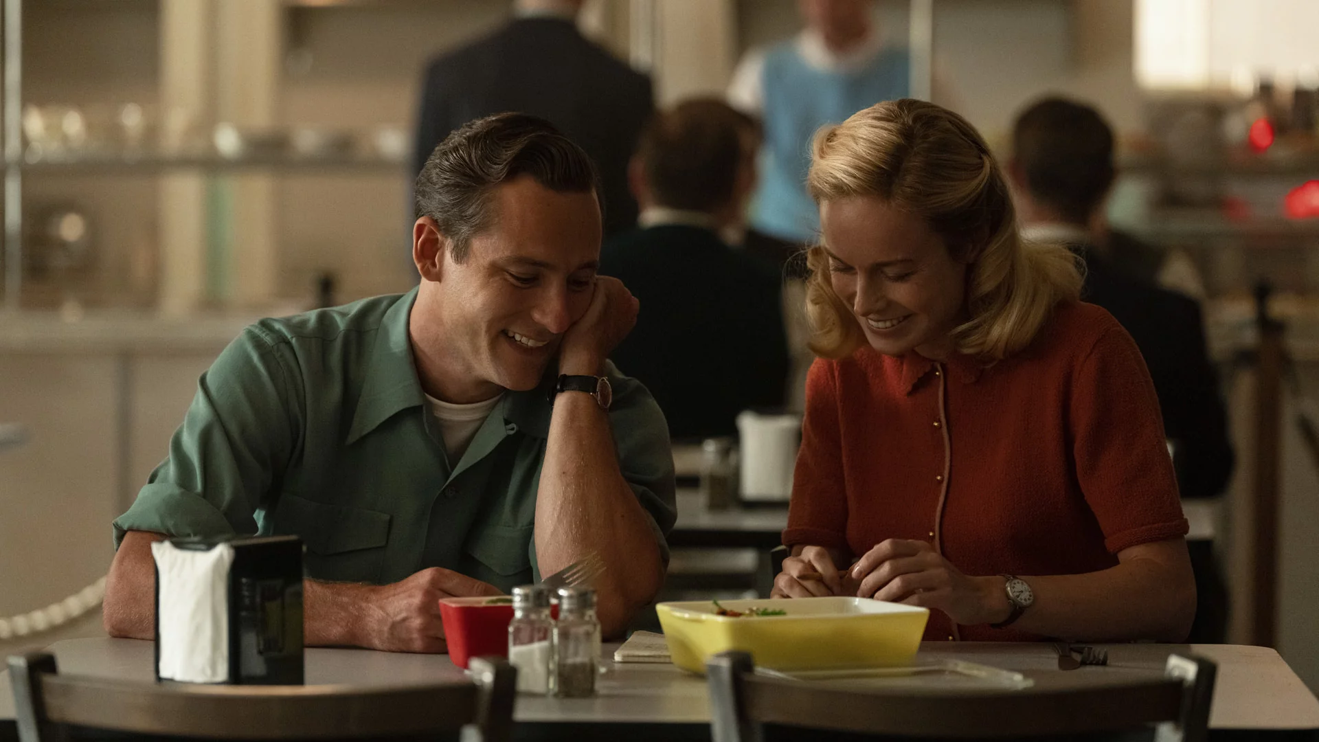 Lewis Pullsman und Brie Larson auf einem Szenenbild aus „Lessons in Chemistry“