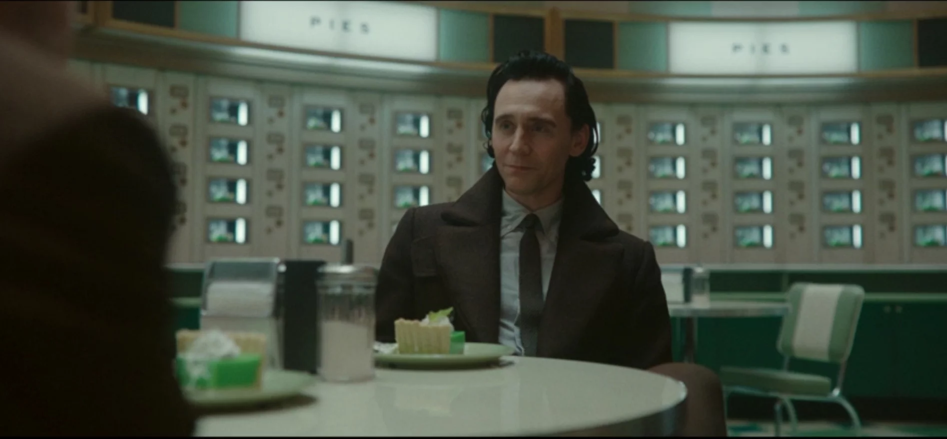 Loki isst einen Kuchen in der „Loki“-Folge „Breaking Brad“
