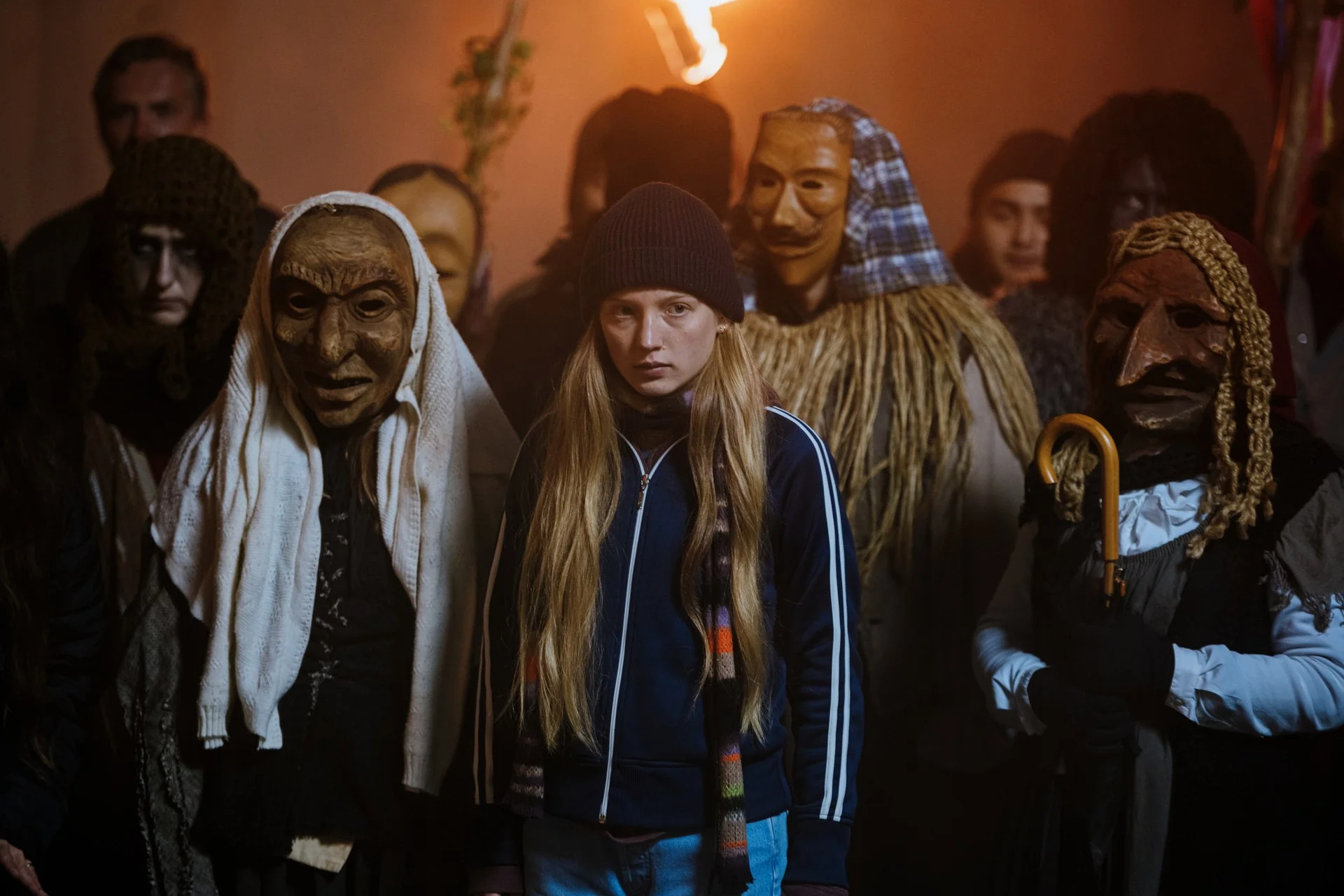 Unter Maskierten. Szenenfoto aus der ZDF-Serie „Was wir fürchten“