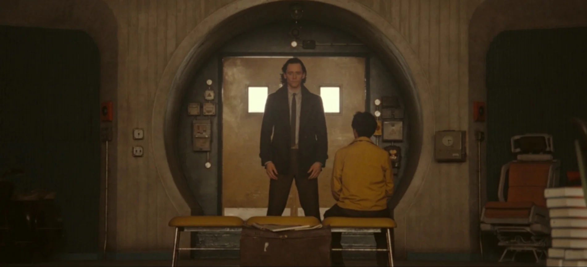 Loki und O. B. auf einem Szenenfoto aus der âLokiâ-Episode âFakt und Fiktionâ