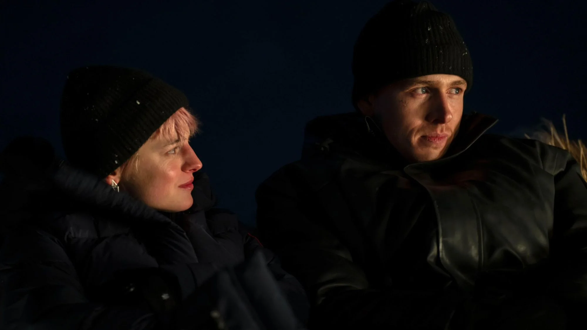 Emma Corrin und Harris Dickinson in „A Murder at the End of the World“