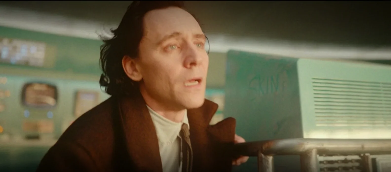 Tom Hiddleston auf einem Szenenfoto aus der „Loki“-Episode „Glorreiches Ansinnen“