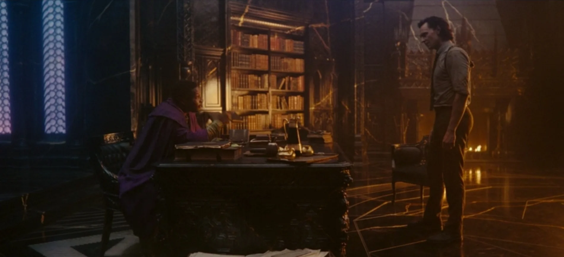 He Who Remains und Loki auf einem Szenenfoto aus der „Loki“-Episode „Glorreiches Ansinnen“