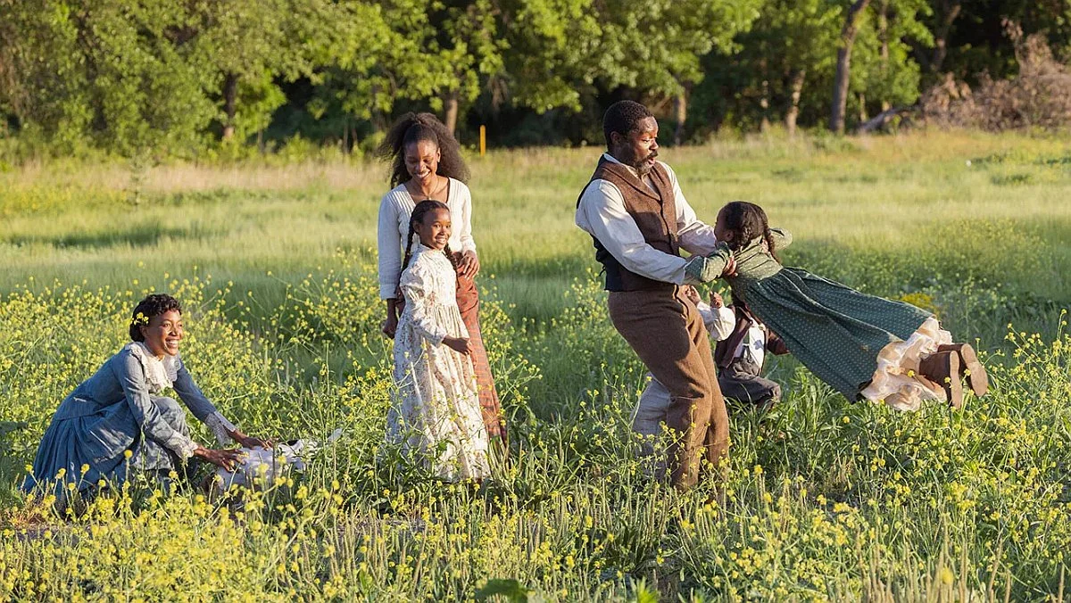 Lauren E Banks als Jennie Reeves, Demi Singleton als Sally Reeves und Oyelowo als Bass Reeves auf einem Szenenfoto von „Lawmen: Bass Reeves“