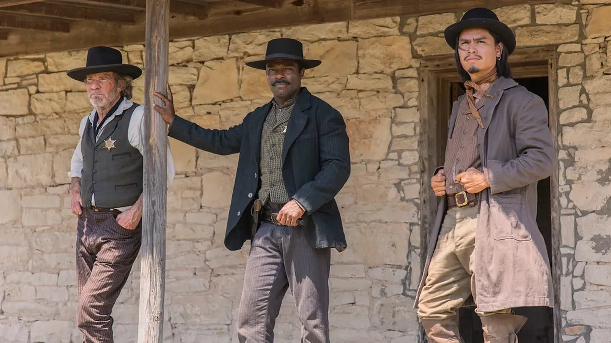 Dennis Quaid, David Oyelowo und Forrest Goodluck auf einem Szenenfoto aus der Serie „Lawmen: Bass Reeves“