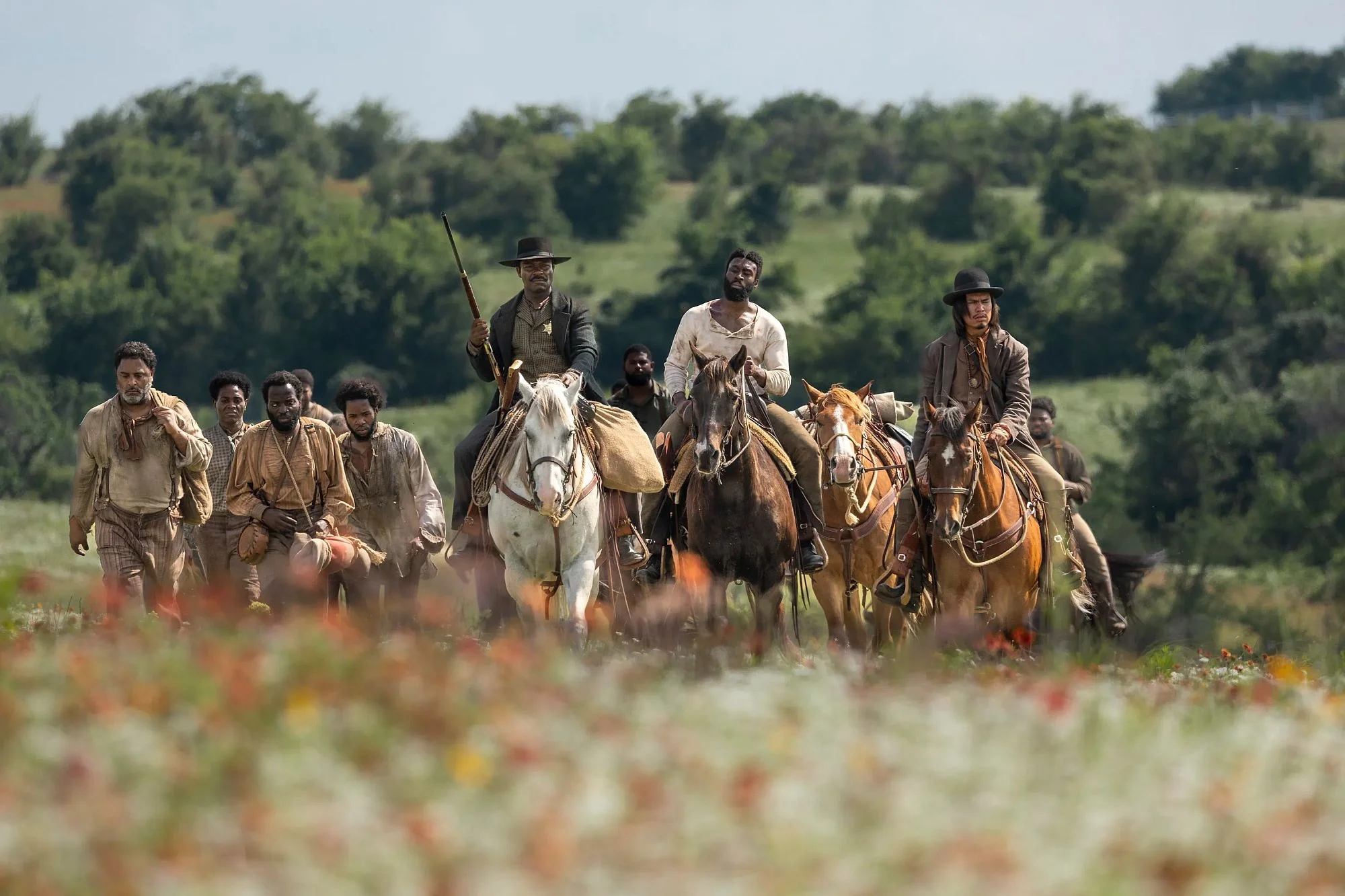David Oyelowo als Bass Reeves, Tosin Morohunfola als Jackson „Jackrabbit“ Cole und Forrest Goodluck as Billy Crow in „Lawmen: Bass Reeves“