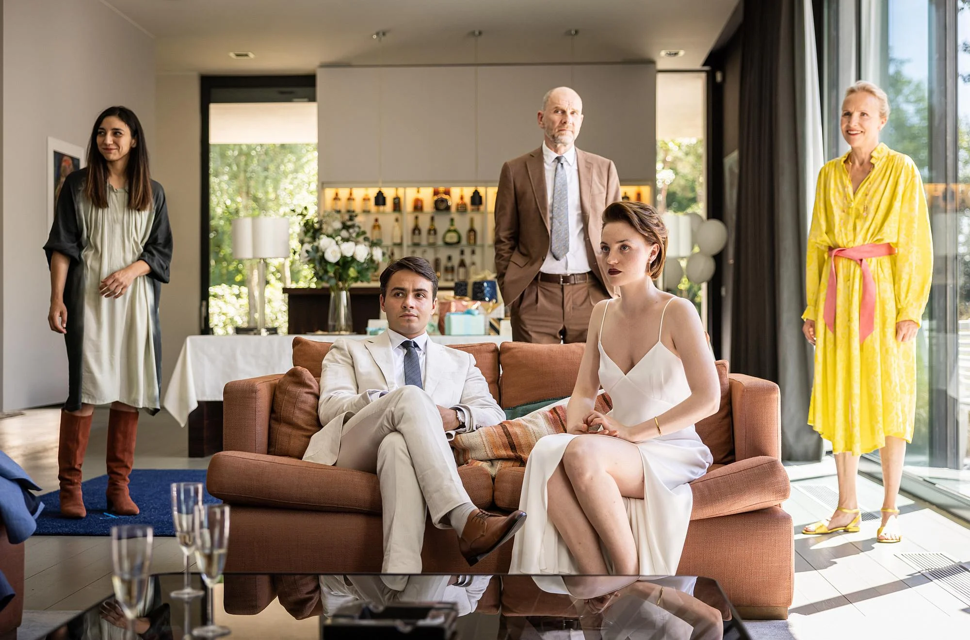 Lara Chedraoui, Aram Arami, Götz Schubert, Sarah Mahita und Juliane Köhler in einem Szenenfoto aus „Haus aus Glas“
