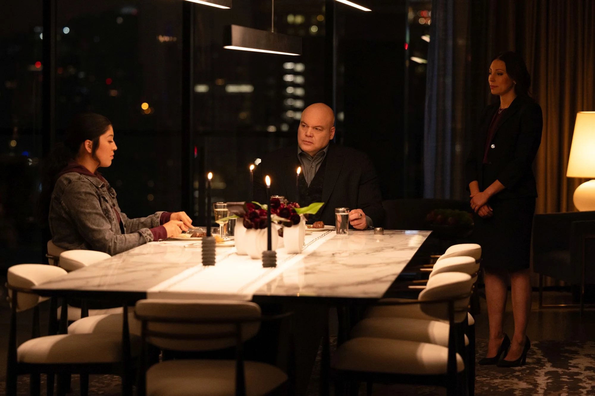 Maya Lopez und Wilson Fisk unterhalten sich über ihre Geschäftsbeziehung.