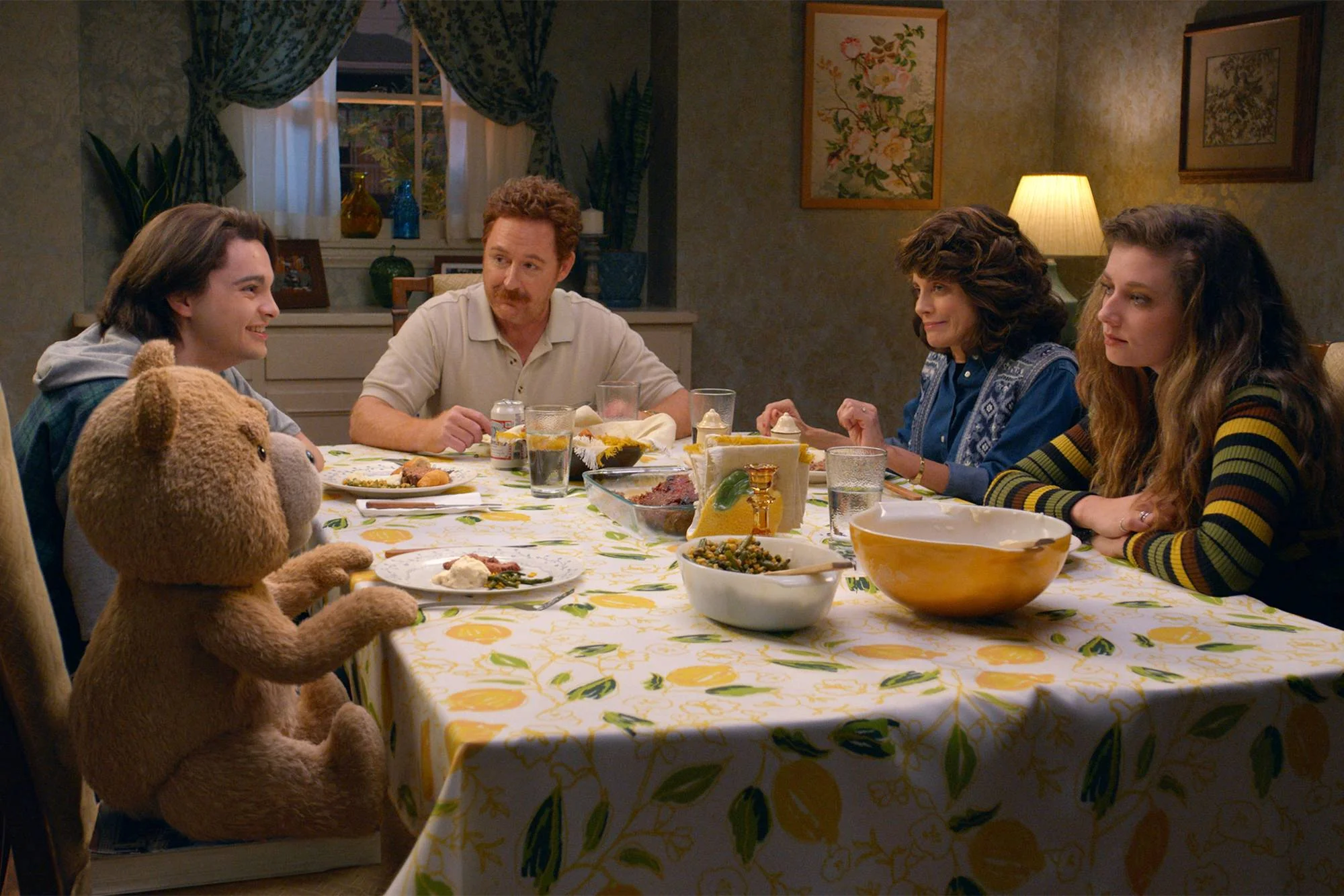 Abendessen bei den Bennets. Szenenfoto aus der „Ted“-Folge „Just Say Yes“