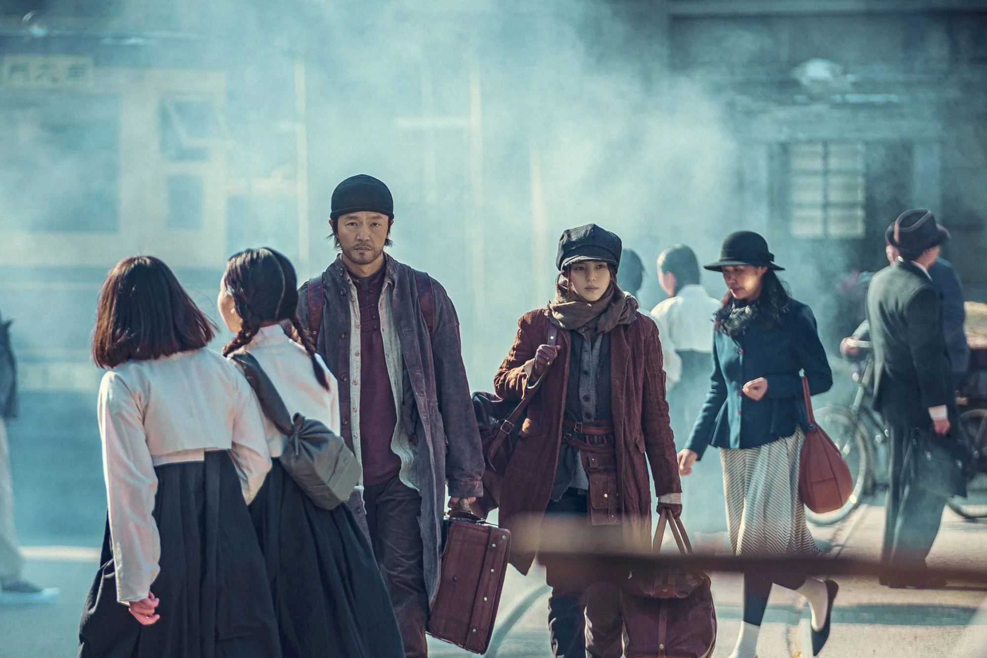 Cho Han-cheul als Yoon Jung-won und Han So-hee als Yoon Chae-ok in „Gyeongseong Creature“