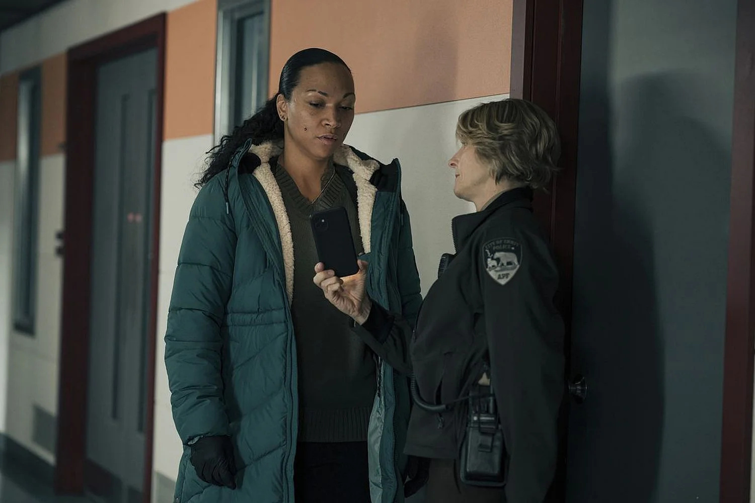 Kali Reis und Jodie Foster in der Serie „True Detective: Night Country“