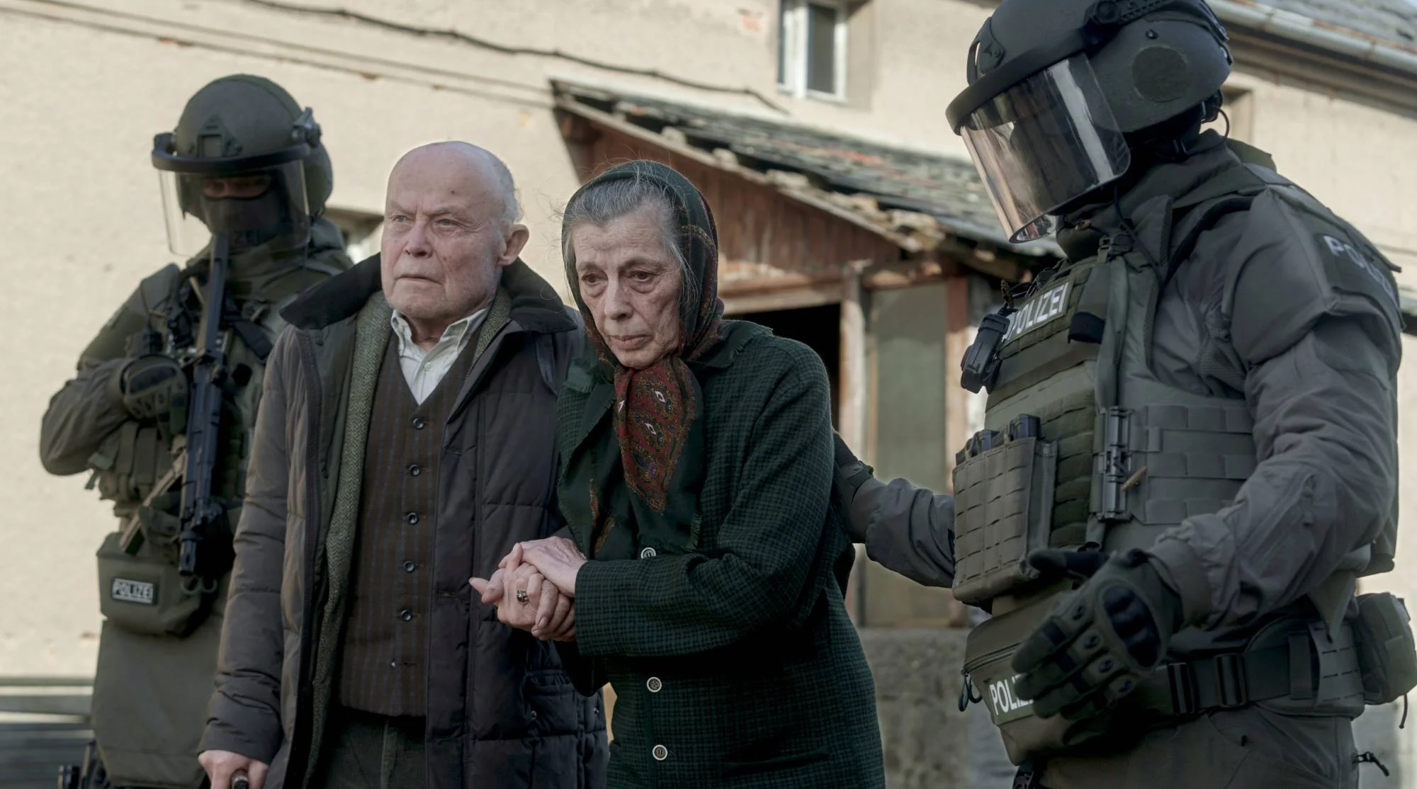 Arthur Kring (Volkmar Kleinert) und seine Frau Minna (Bettina Wegner) geraten unter Verdacht.