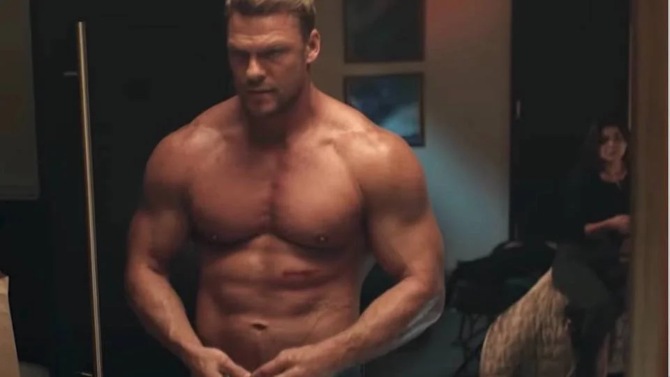Alan Ritchson zeigt die Muskeln in der Serie „Reacher“
