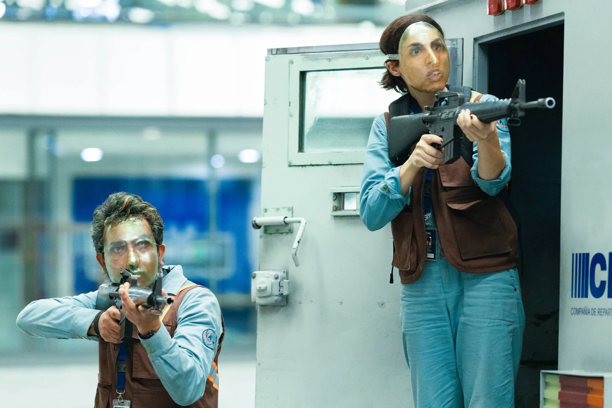 Pablo Macaya als Pantera und Carmen Zabala als Mística in der Serie „Baby Bandito“