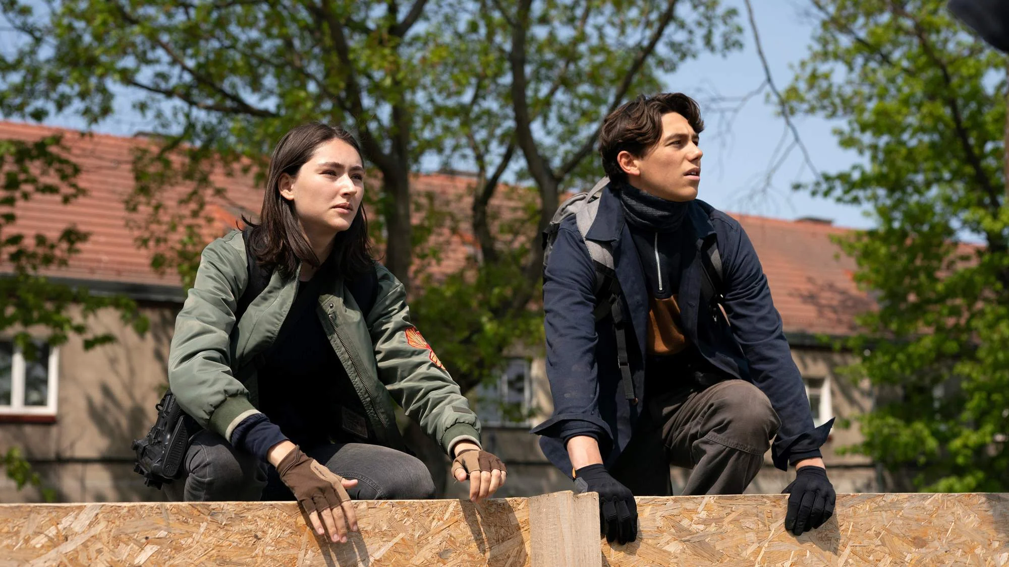 Alex (Ron Renzenbrink) setzt Schwester Evelin (Emily Kusche) unter Druck in „Sloborn“