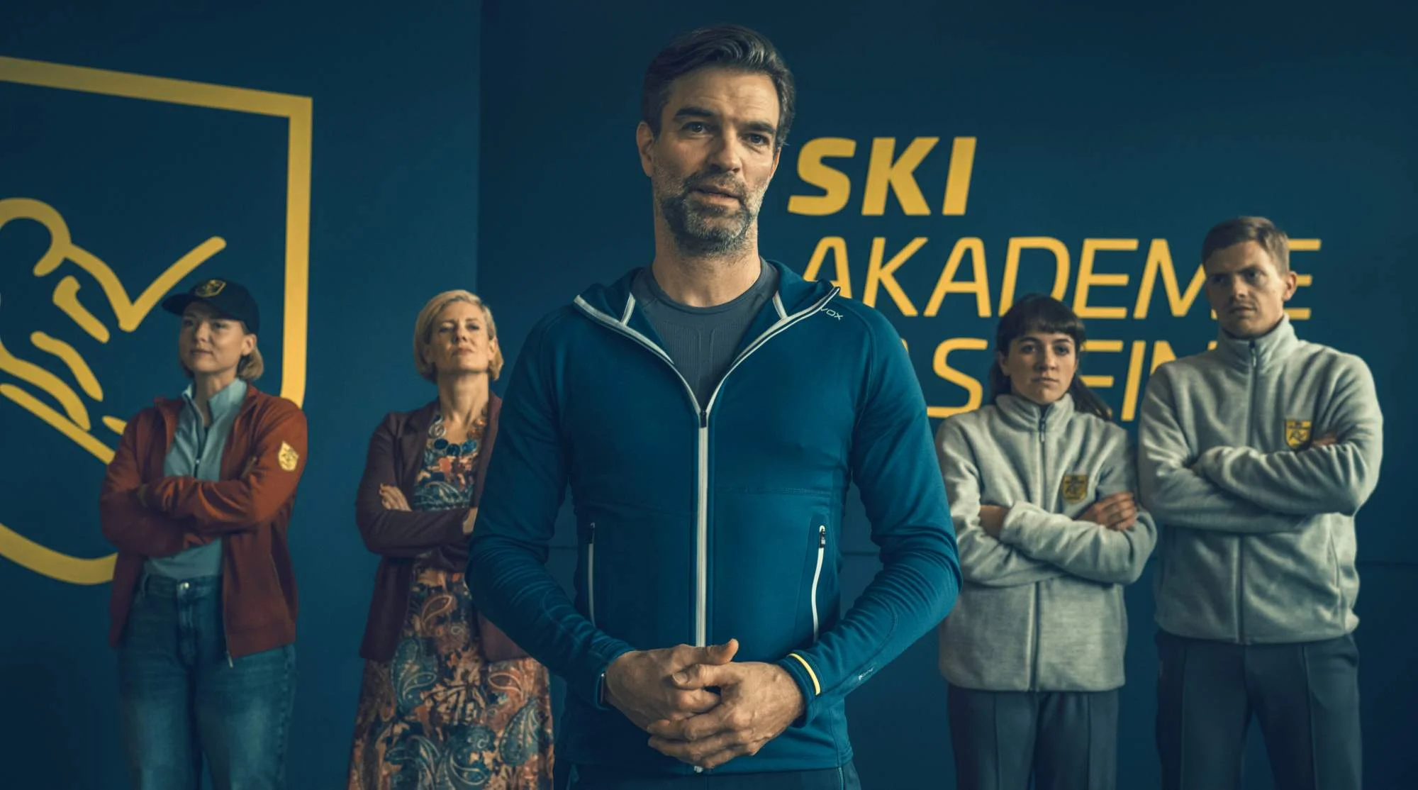 Franziska Huber (Josephine Ehlert), Prof. Evelin Volderauer (Maria Fliri), Mark Auer (Jakob Seeböck), Tina (Judith Altenberger), Albin (Ferdinand Hofer) in der Serie „School of Champions“