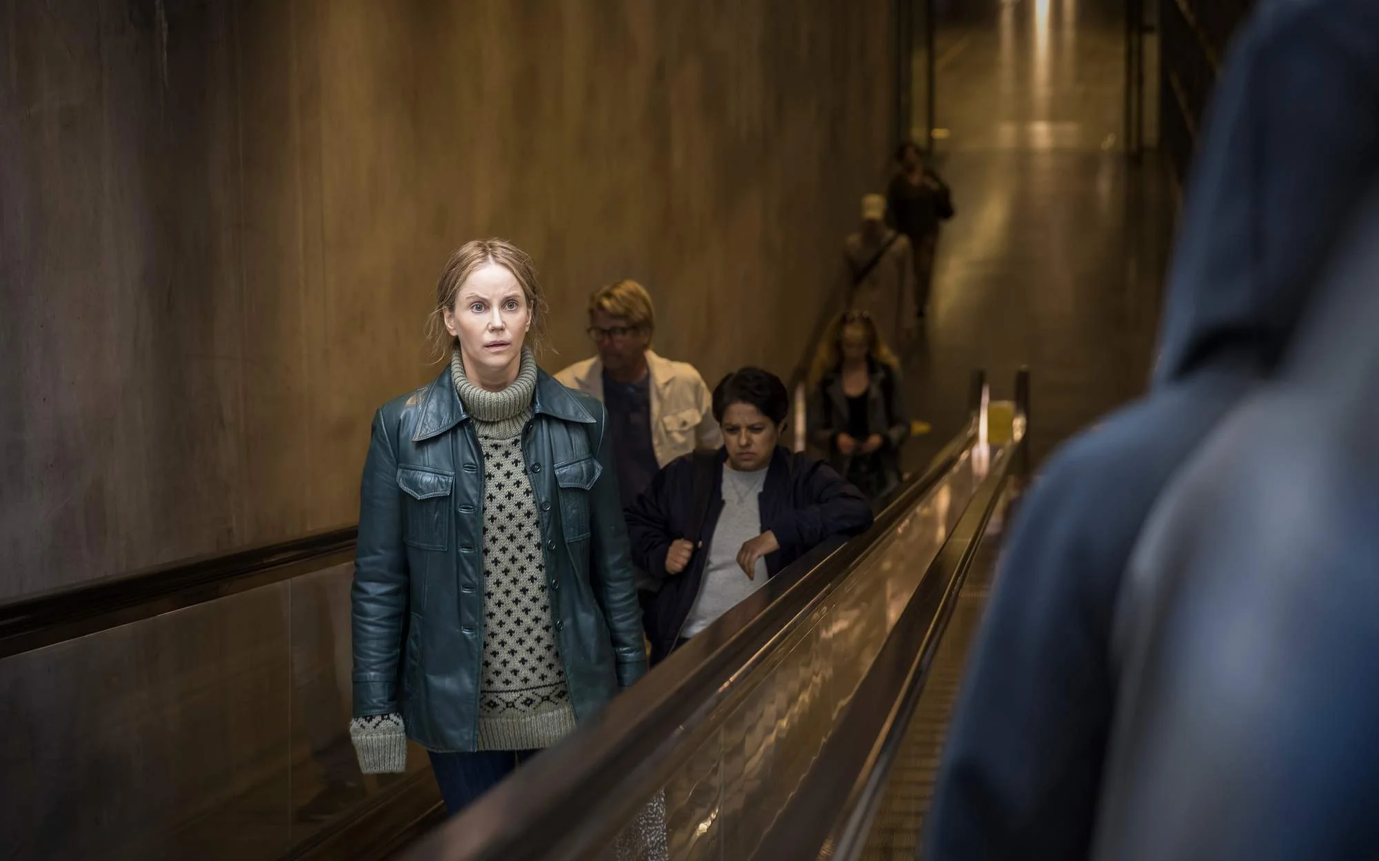 Iris (Sofia Helin) wird auch in Alltagssituationen immer wieder an den gewaltsamen Tod ihres Lebensgefährten erinnert