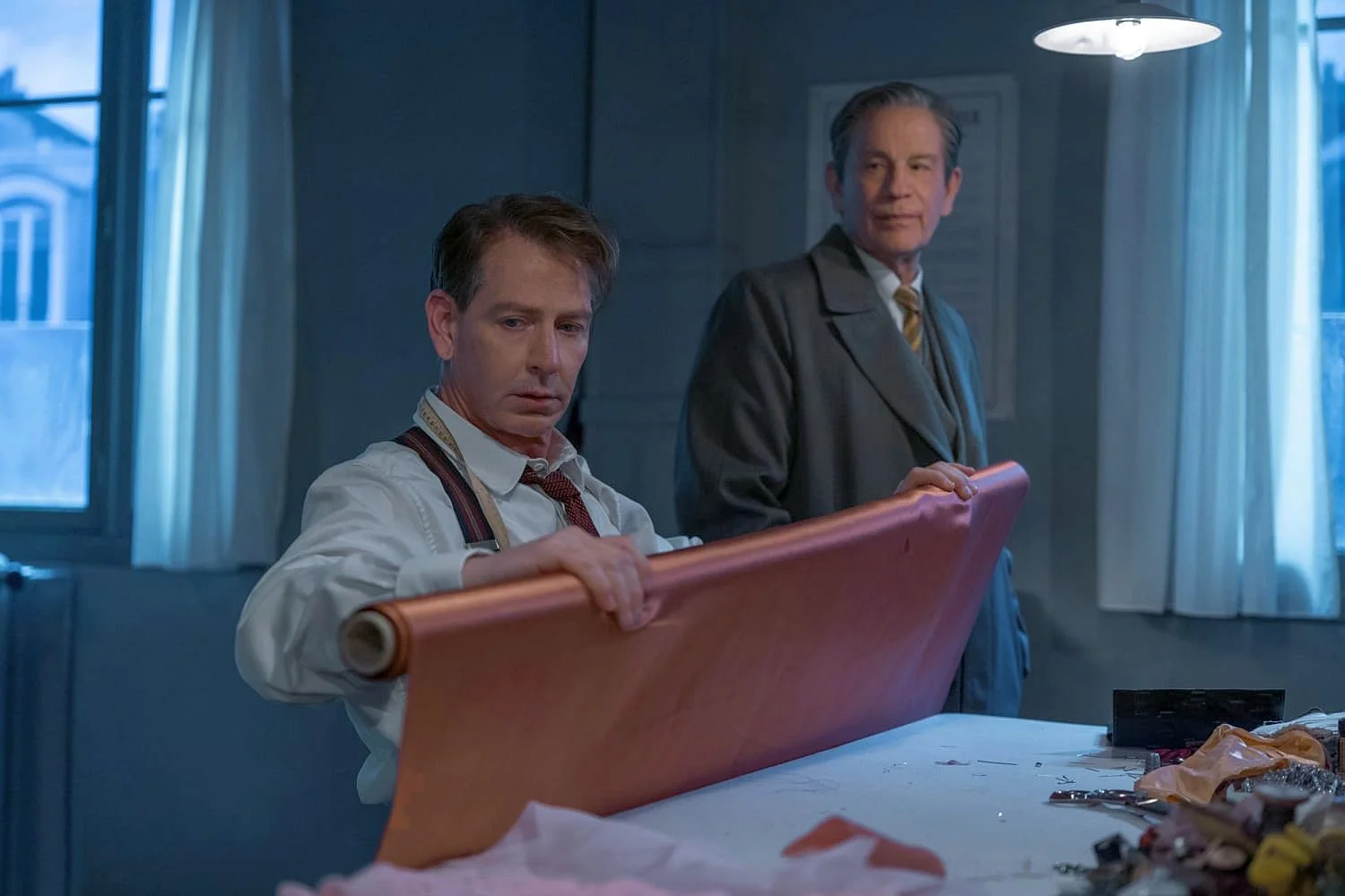 Ben Mendelsohn (l.) in „The New Look“