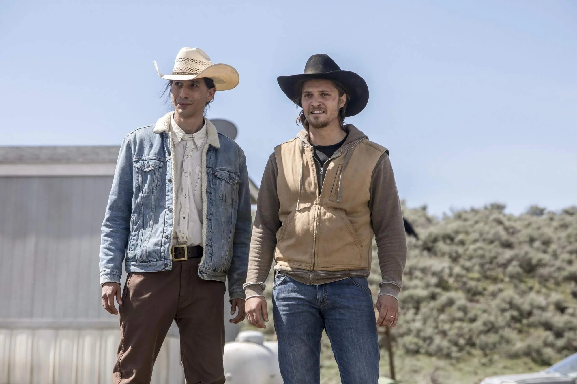 Tokala Black Elk and Luke Grimes in „Yellowstone“