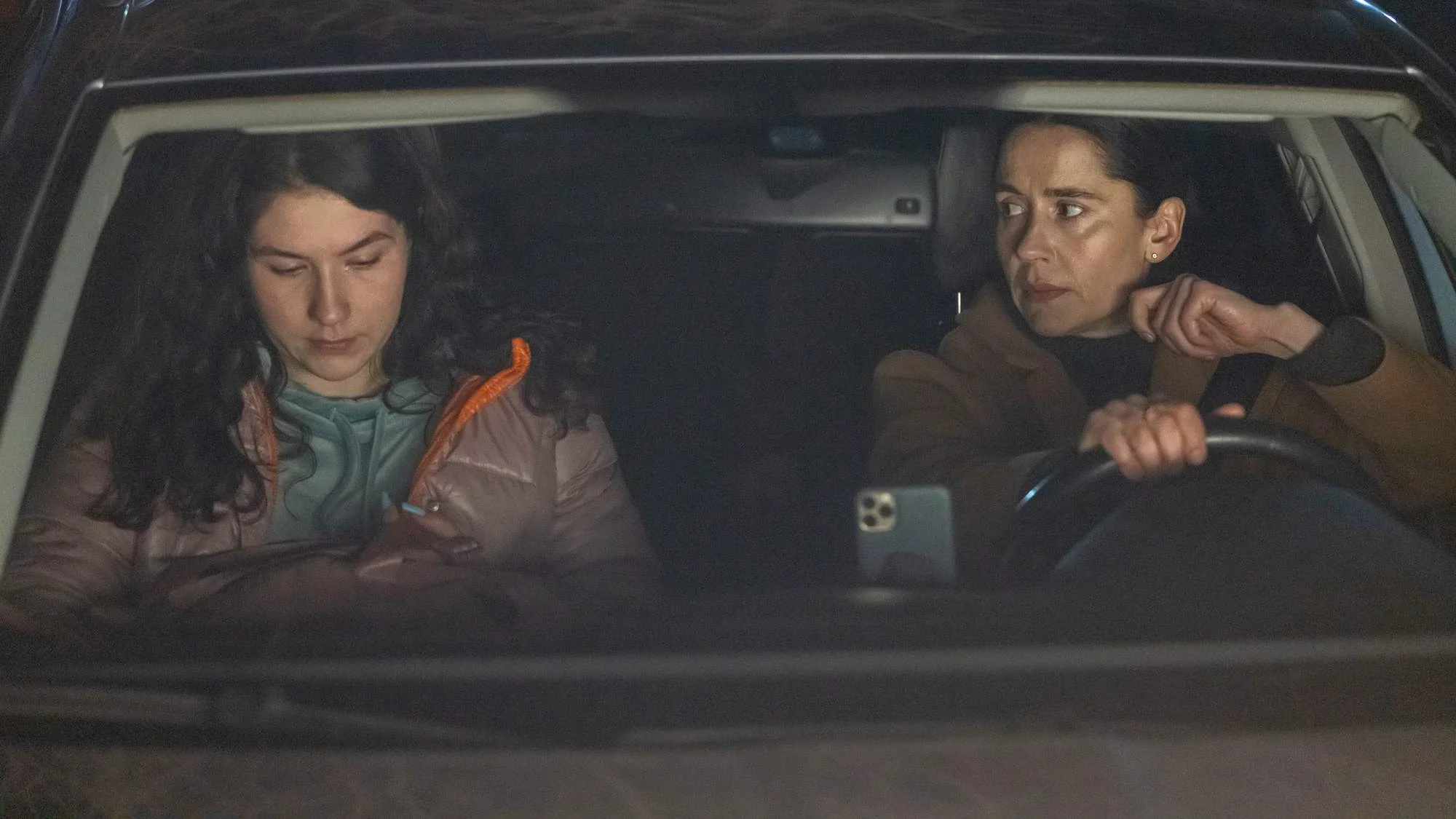 Auf der Fahrt von Kiew Richtung Charkiw lernen sich Psychologin Lydia (Anastasia Karpenko) und ihre Mitfahrerin Olga (Chrystyna Fedorak) langsam besser kennen. Doch dann werden sie vom plötzlichen Kriegsbeginn überrascht.