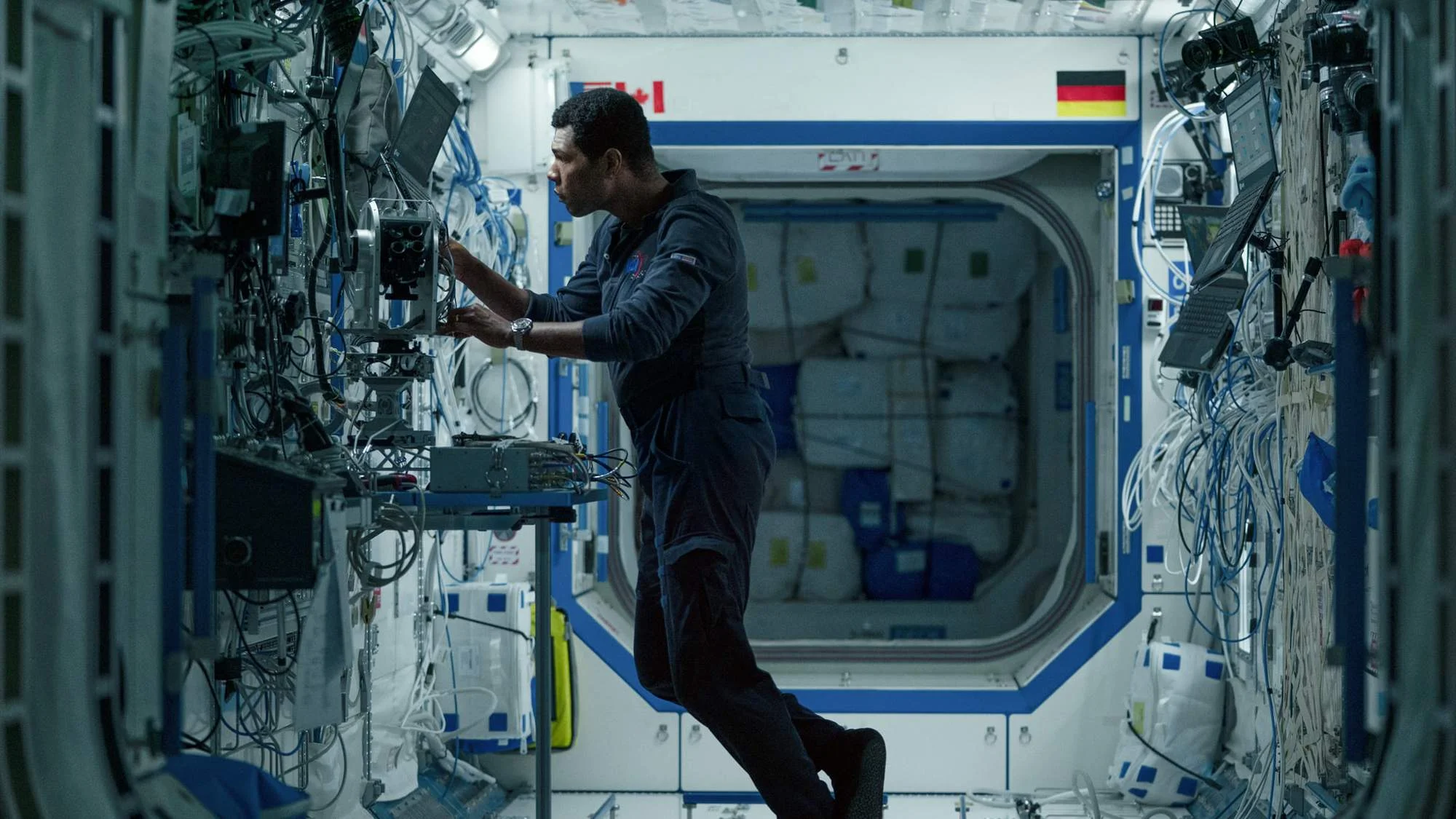William Catlett in der ersten Folge von „Constellation“