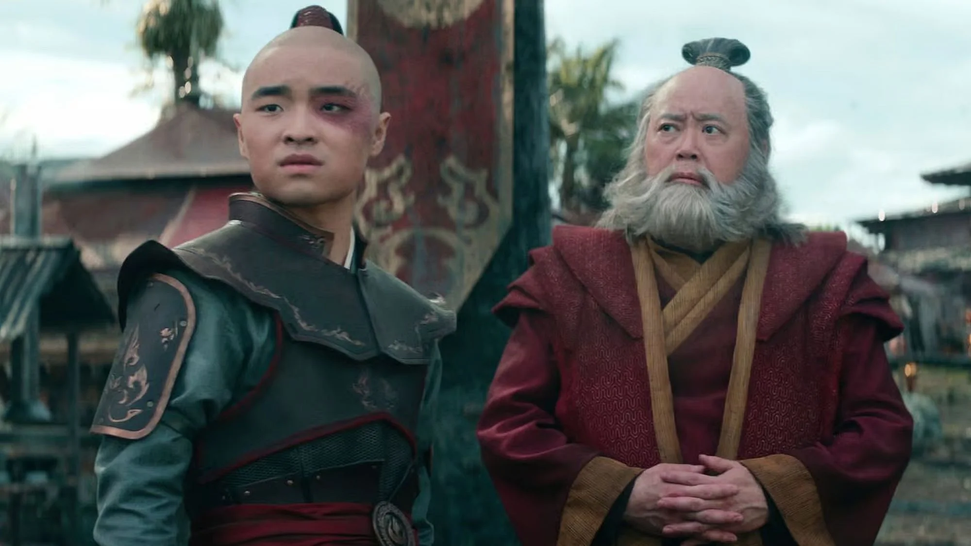Dallas James Liu und Paul Sun-Hyung Lee in „Avatar: Der Herr der Elemente“