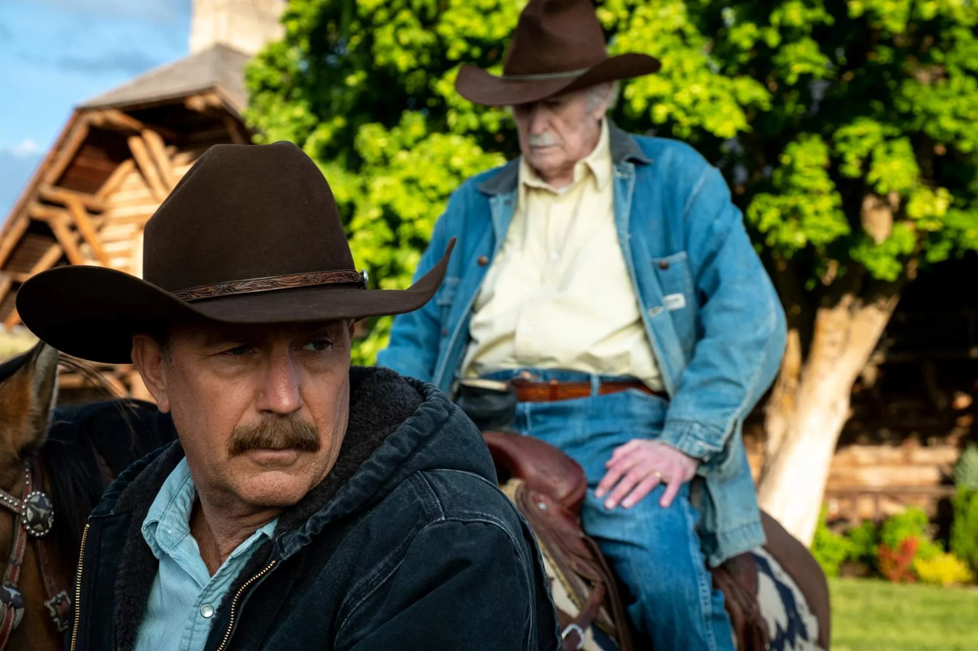 Kevin Costner und Dabney Coleman in der zweiten Staffel von „Yellowstone“
