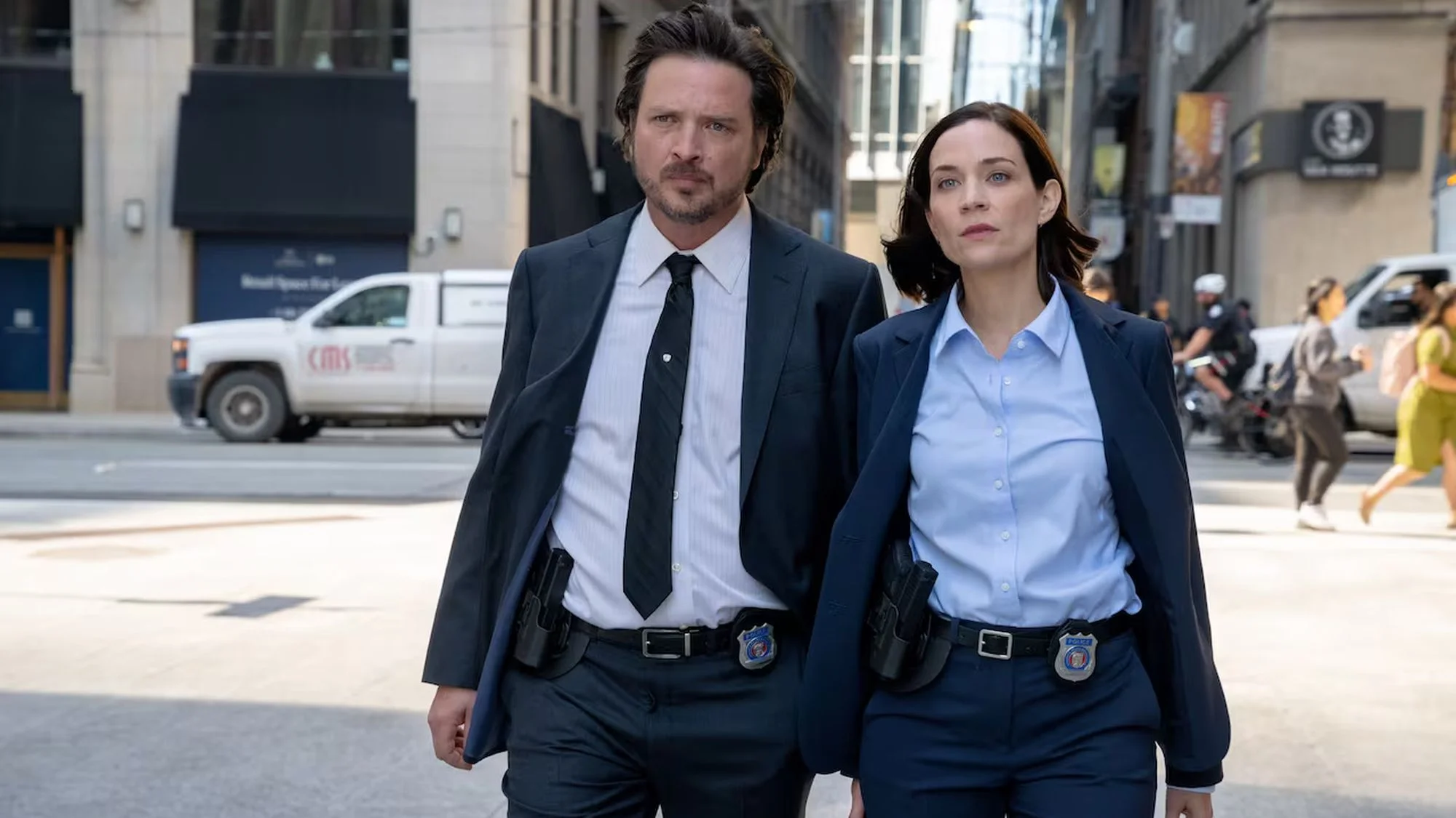Die Detective Sergeants Frankie Bateman (Kathleen Munroe) und Henry Graff (Aden Young) unterwegs in Toronto in der Serie „Law %26 Order Toronto: Criminal Intent“.