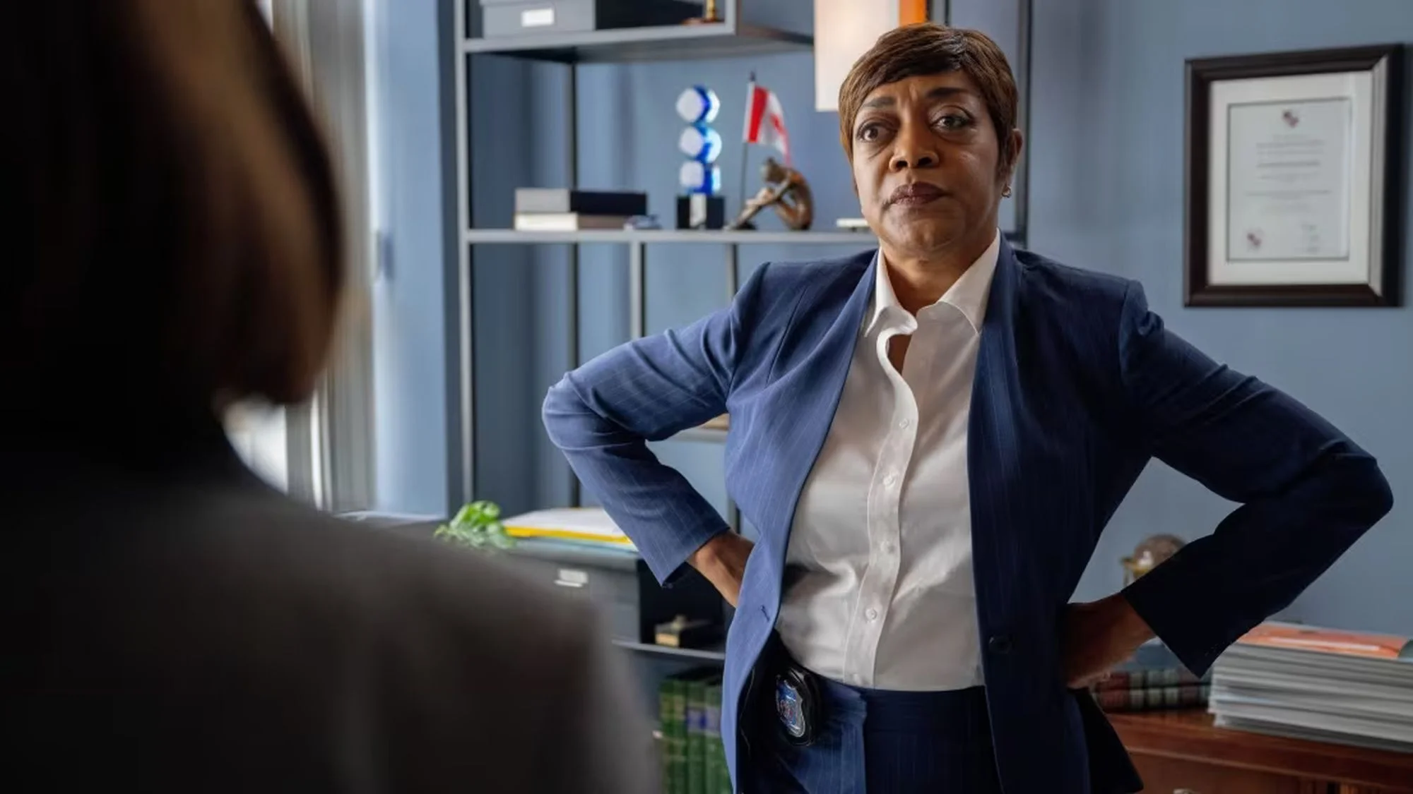Inspector Vivienne Holness (Karen Robinson) stellt Kontext für Detective Frankie Bateman (Kathleen Munroe, l. im Ansatz zu sehen) in der Serie „Law %26 Order Toronto: Criminal Intent“ her...