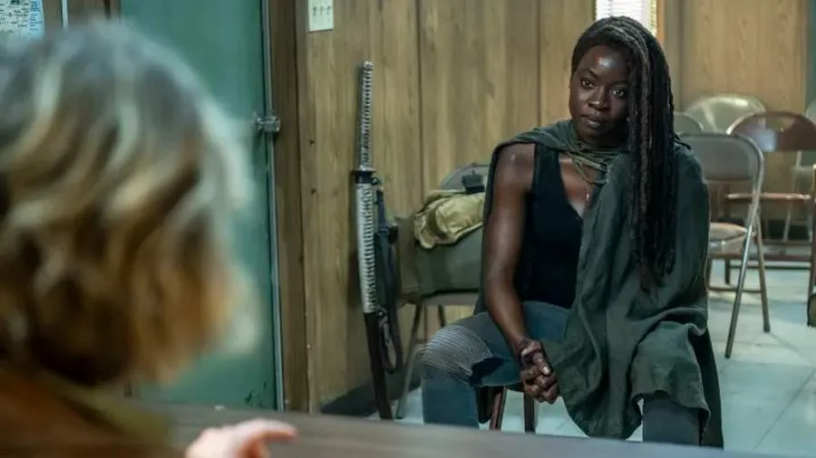 Michonne aka Dana im CRM. Szenenfoto aus der Episode „Gone“ aka „Vergangen“ der Serie „The Walking Dead: The Ones Who Live“