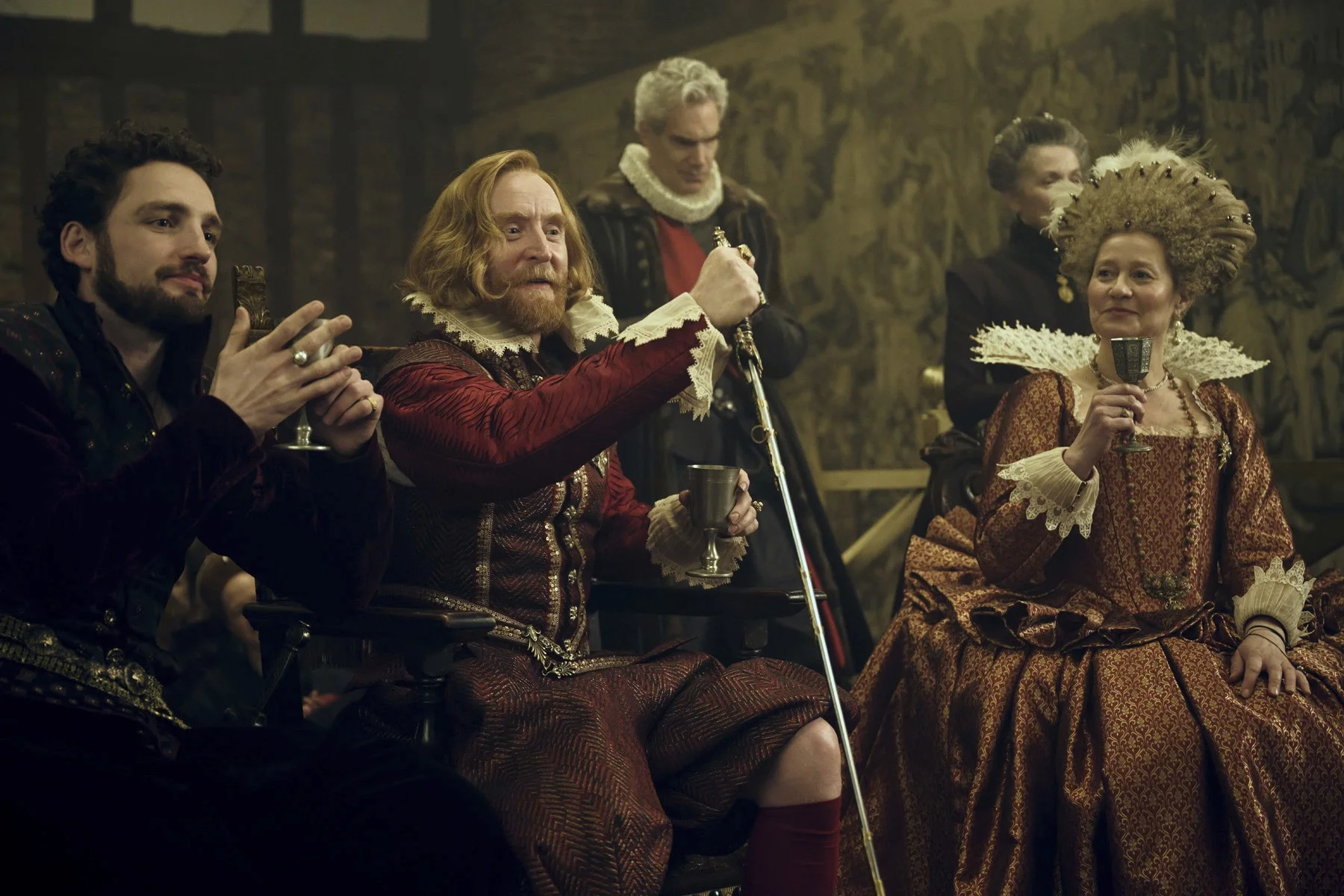 Tony Curran (2. v. l.) in „Mary and George“