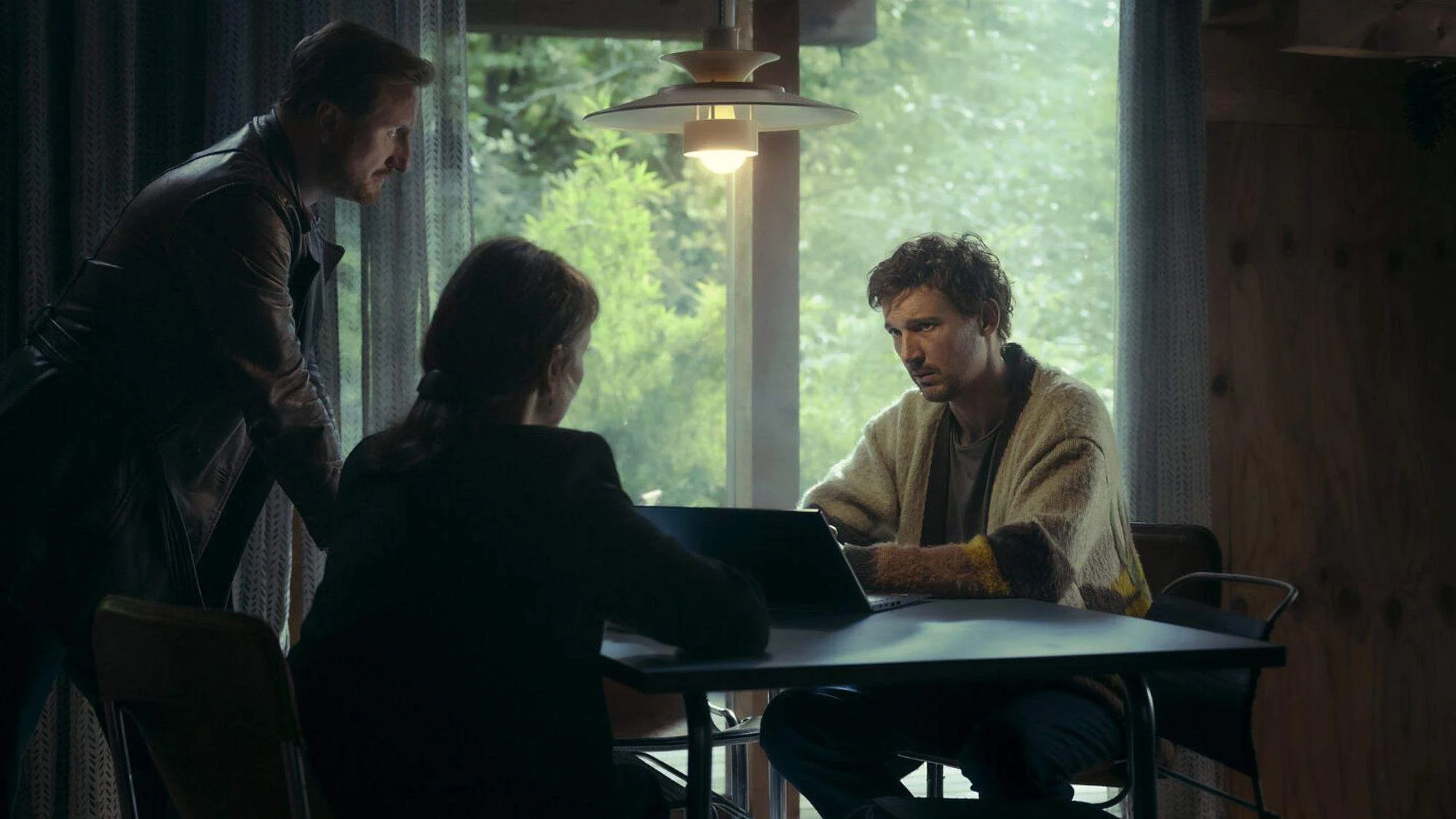 Sven (Florian David Fitz) wird in âDas Signalâ befragt.