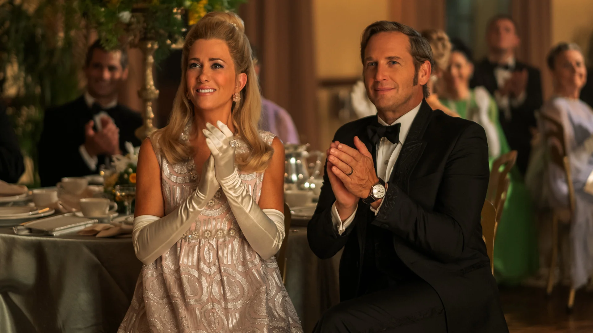 Josh Lucas und Kristen Wiig in der Serie „Palm Royale“