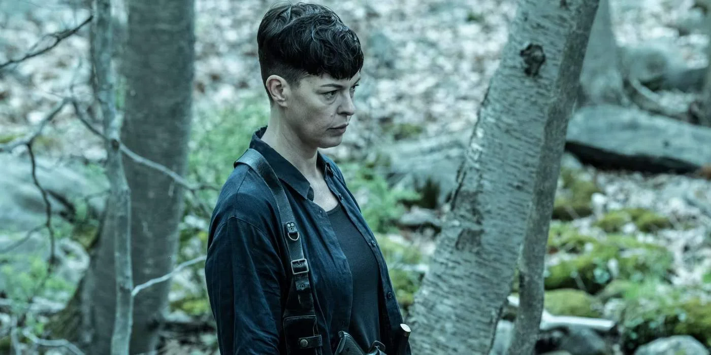 Jadis/Anne auf einem Szenenfoto aus der Episode „Become“ aka „Weist uns den Weg“ der Serie „The Walking Dead: The Ones Who Live“