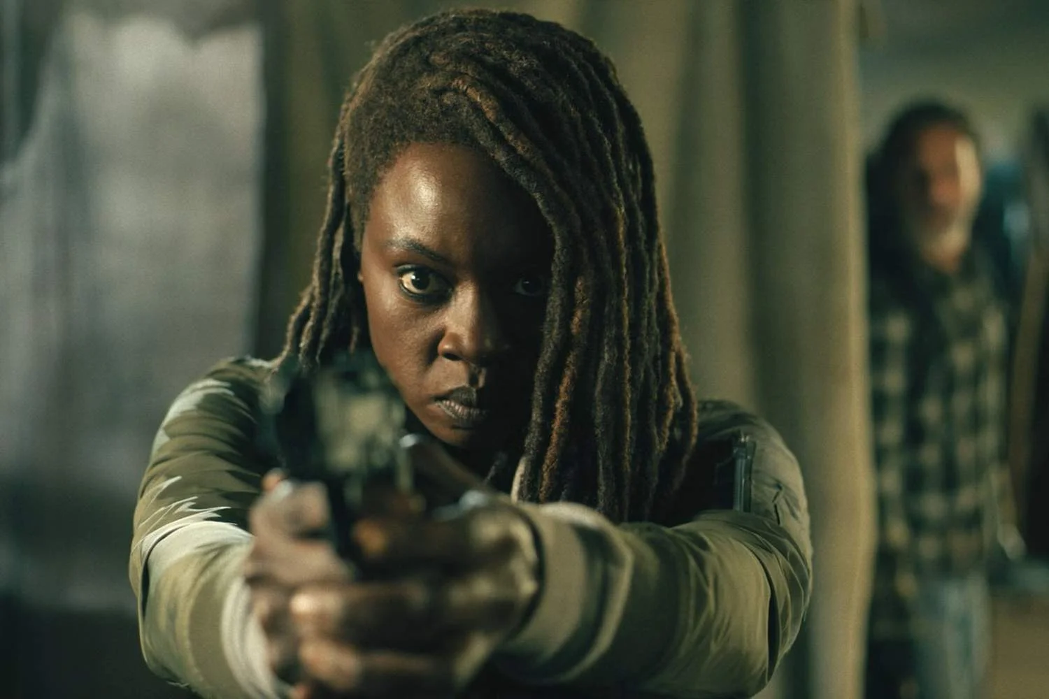 Michonne am Drücker auf einem Szenenfoto aus der Episode „Become“ aka „Weist uns den Weg“ der Serie „The Walking Dead: The Ones Who Live“
