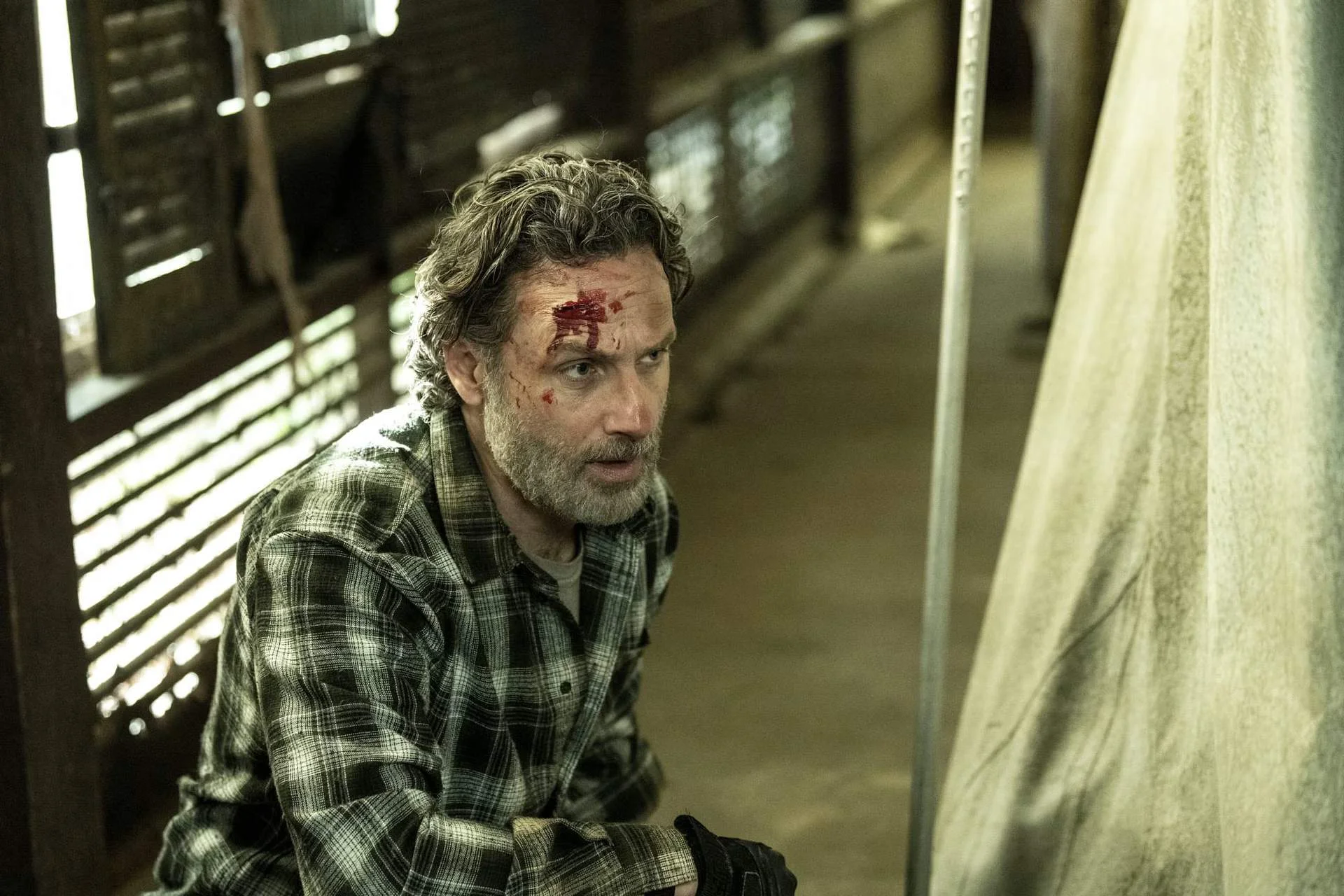 Rick auf einem Szenenfoto aus der Episode „Become“ aka „Weist uns den Weg“ der Serie „The Walking Dead: The Ones Who Live“