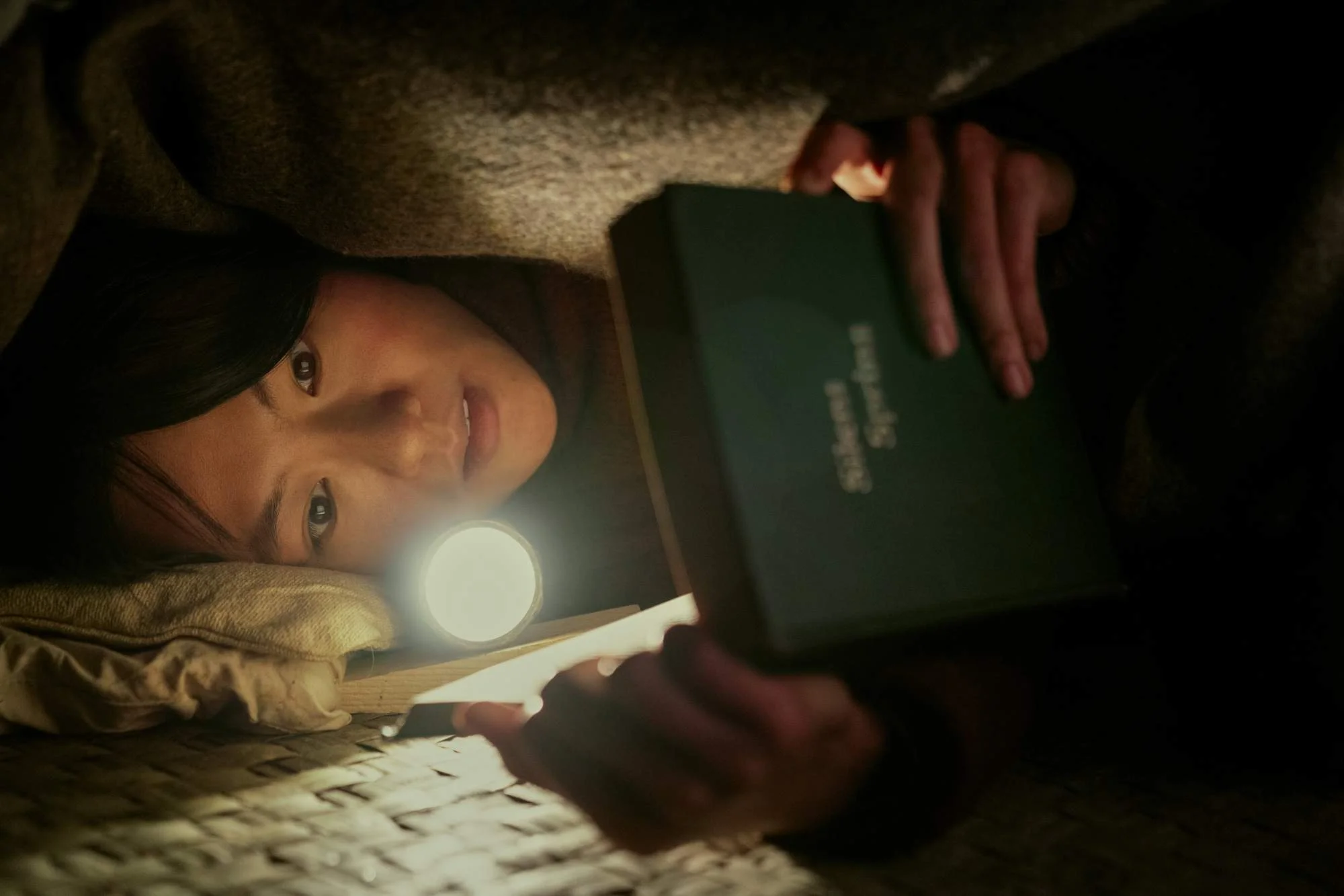 Zine Tseng als junge Yu Wenjie in der Serie „3 Body Problem“