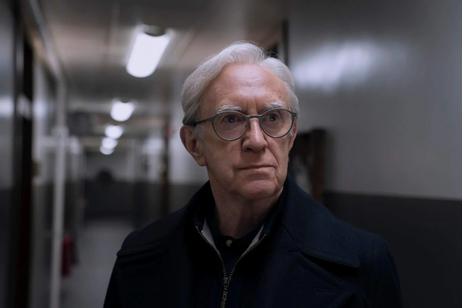Jonathan Pryce als Mike Evans in „3 Body Problem“