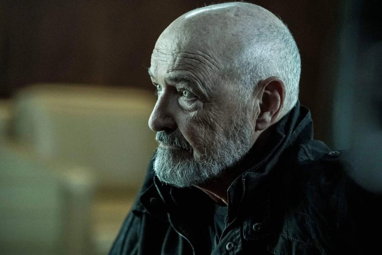 Beale auf einem Szenenfoto aus der Episode „The Last Time“ aka „Ein letztes Mal“ von „The Walking Dead: The Ones Who Live“.