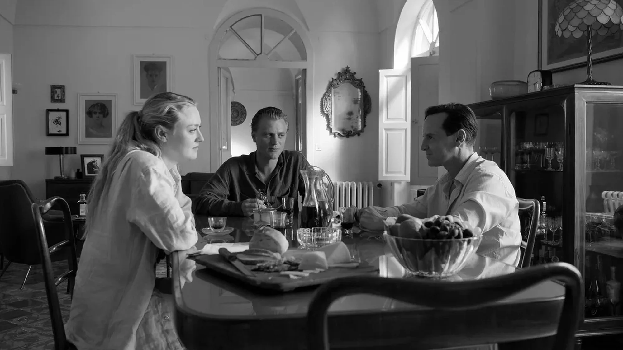 Dakota Fanning, Johnny Flynn und Andrew Scott in der Miniserie „Ripley“