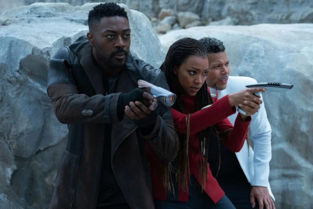 David Ajala, Sonequa Martin-Green und Wilson Cruz in der Serie „Star Trek: Discovery“