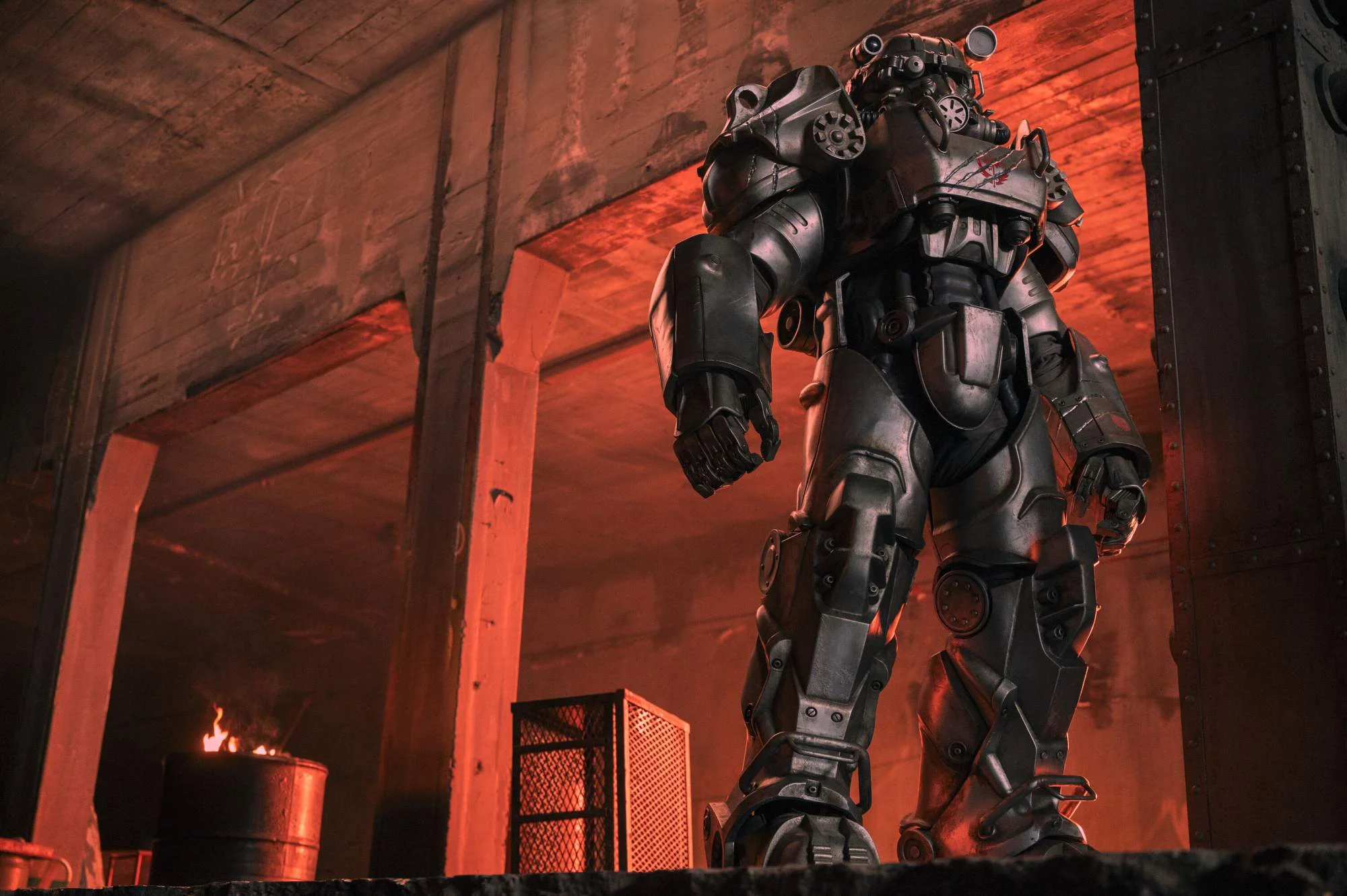 Power Armor 3000 auf einem Szenenfoto aus der Videospieladaption „Fallout“