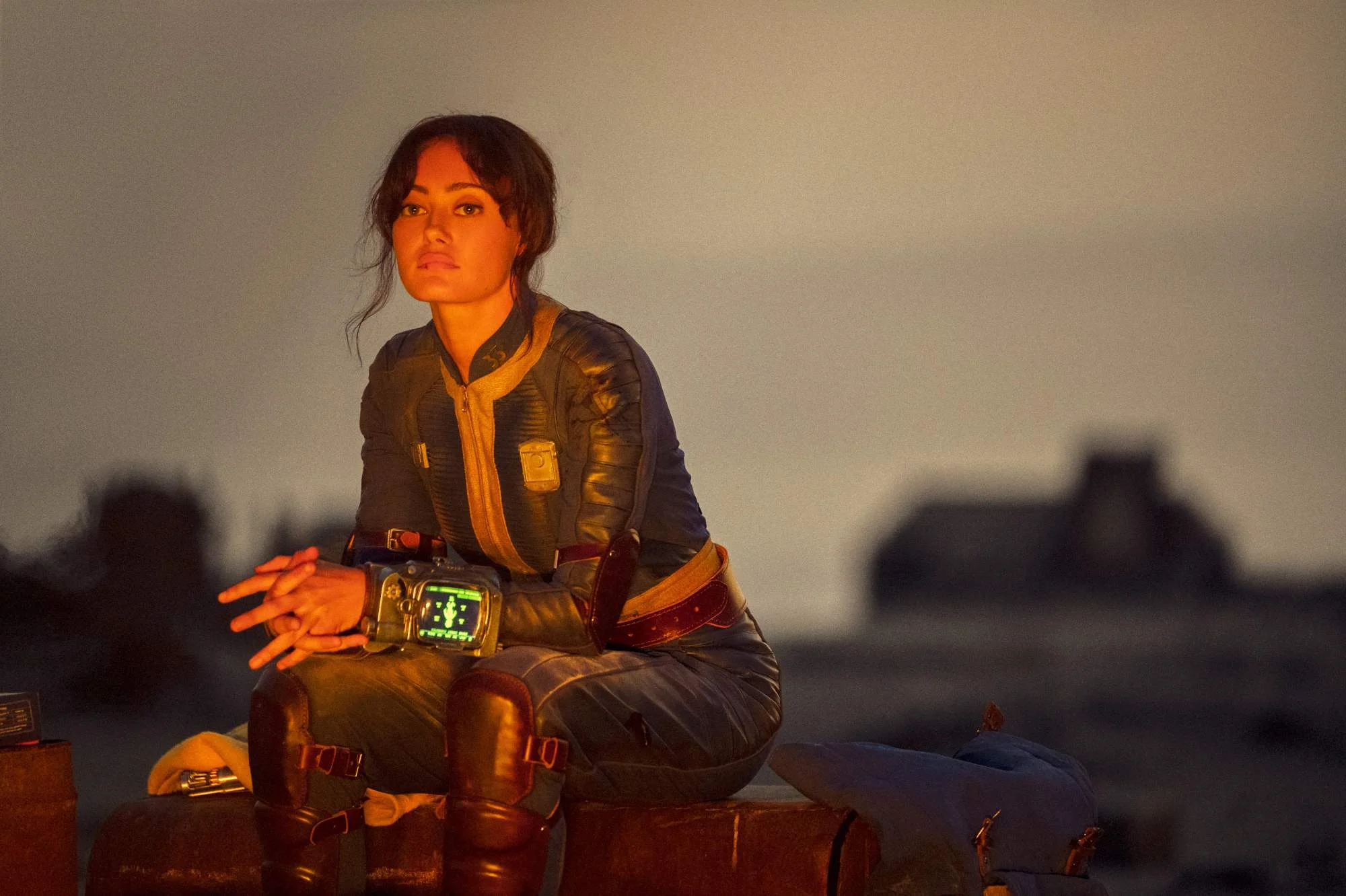 Ella Purnell auf einem Szenenfoto aus der Videospieladaption „Fallout“