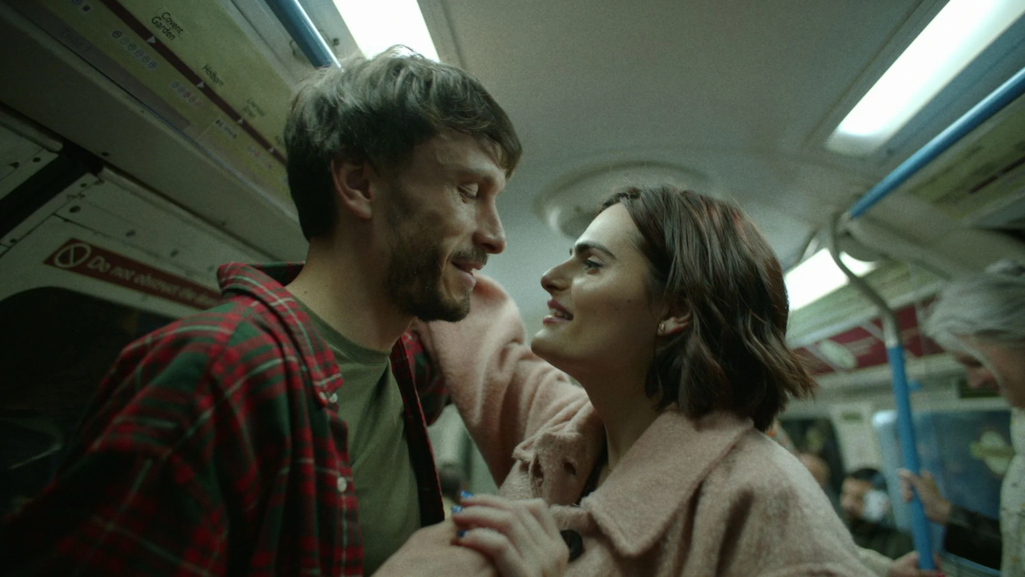 Richard Gadd und Nava Mau in „Baby Reindeer“