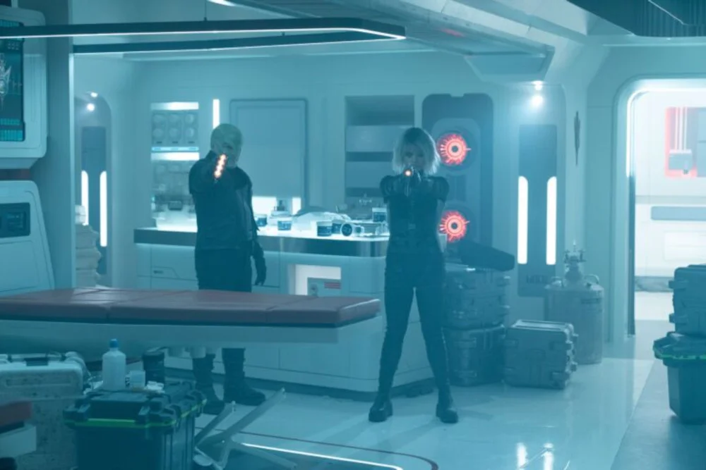 Elias Toufexis und Eve Harlow in „Star Trek: Discovery“