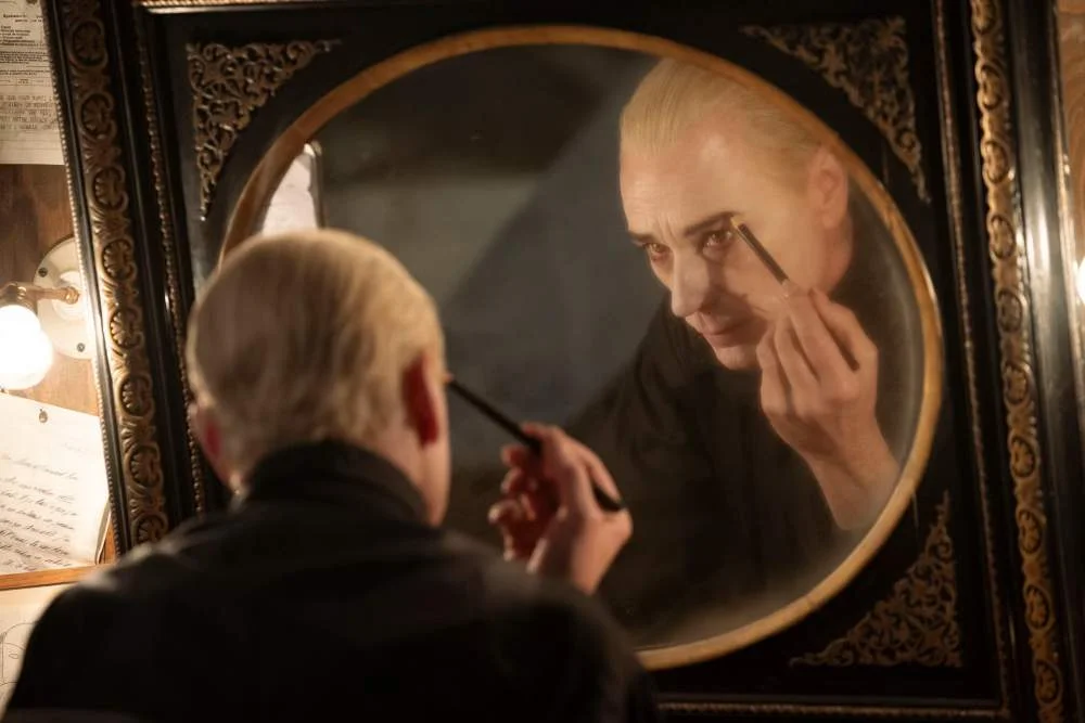 Vorbereitungen für einen guten Look auf einem Szenenfoto aus der Folge „No Pain“ der US-Serie „Interview with the Vampire“