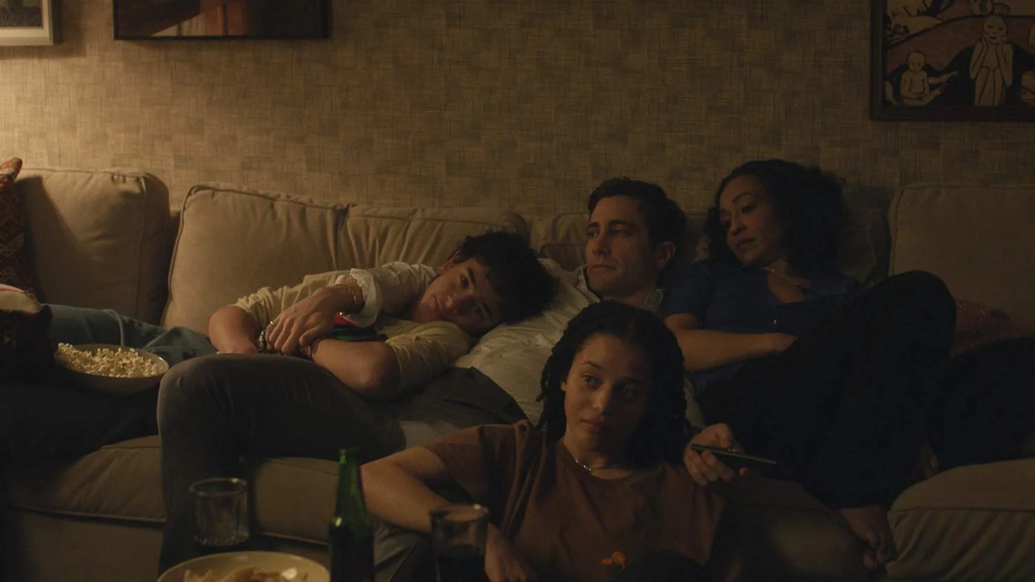 Folge 1. Jake Gyllenhaal sowie Ruth Negga, Chase Infiniti und Kingston Rumi Southwick in der Serie „Aus Mangel an Beweisen“